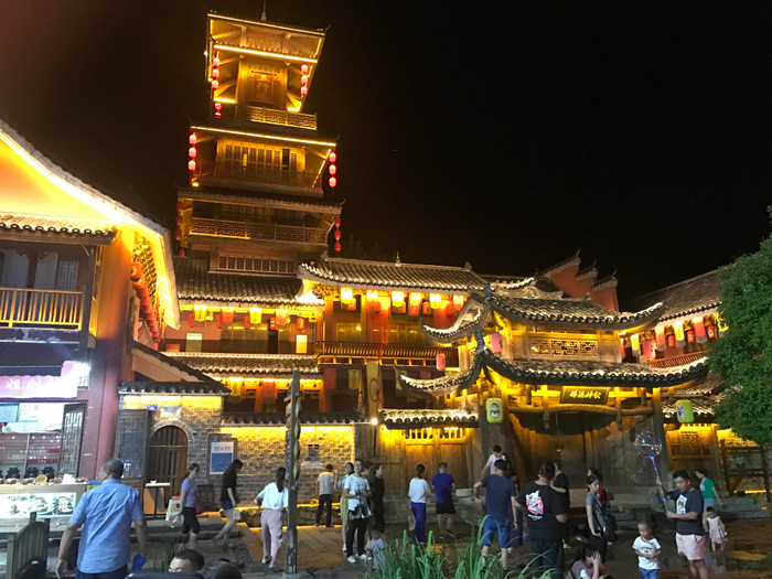 Anh Kim Thương - Một hướng dẫn viên kỳ cựu của Vietravel tại Trung Quốc chia sẻ rằng, ở đây hầu như người dân bản địa không nói tiếng nước ngoài, vì thế nếu không có hướng dẫn viên chuyên nghiệp thì du khách sẽ gặp không ít khó khăn. Anh Kim Thương - Một hướng dẫn viên kỳ cựu của Vietravel tại Trung Quốc chia sẻ rằng, ở đây hầu như người dân bản địa không nói tiếng nước ngoài, vì thế nếu không có hướng dẫn viên chuyên nghiệp thì du khách sẽ gặp không ít khó khăn.