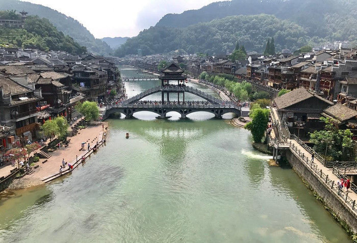 Một khúc sông Đà Giang hiền hòa, những dãy núi xanh ngút ngàn và những tòa nhà có kiến trúc cổ đã được xây dựng từ hàng trăm năm... tạo nên khung cảnh lãng mạn tại Phượng Hoàng Cổ Trấn. Những kiến trúc cổ còn giữ lại cho đến nay đa phần đều là công trình xây dựng từ thời nhà Thanh (1644-1911). Một khúc sông Đà Giang hiền hòa, những dãy núi xanh ngút ngàn và những tòa nhà có kiến trúc cổ đã được xây dựng từ hàng trăm năm... tạo nên khung cảnh lãng mạn tại Phượng Hoàng Cổ Trấn. Những kiến trúc cổ còn giữ lại cho đến nay đa phần đều là công trình xây dựng từ thời nhà Thanh (1644-1911).