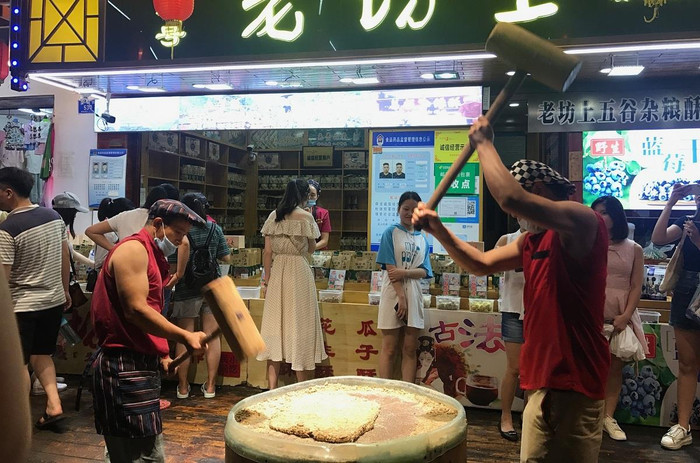 Bánh kẹo truyền thống được những người thợ chế biến trước sự chứng kiến của du khách, đó cũng là nét độc đáo hiếm có. Bánh kẹo truyền thống được những người thợ chế biến trước sự chứng kiến của du khách, đó cũng là nét độc đáo hiếm có.