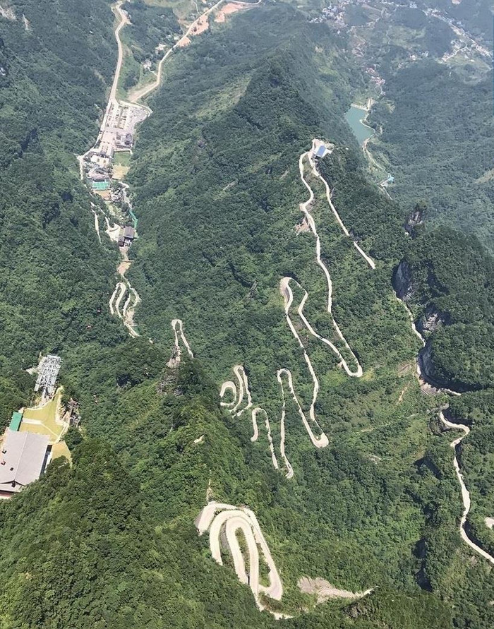 Trong tour du lịch này, bạn sẽ được đến Thiên Môn Sơn (Cổng Trời). Trước khi đến với "Cổng Trời" bạn sẽ được trải nghiệm cảm giác thích thú và hồi hộp khi ngồi trên những chiếc ô tô thiết kế riêng và phóng qua 99 khúc cua tay áo. Trong tour du lịch này, bạn sẽ được đến Thiên Môn Sơn (Cổng Trời). Trước khi đến với "Cổng Trời" bạn sẽ được trải nghiệm cảm giác thích thú và hồi hộp khi ngồi trên những chiếc ô tô thiết kế riêng và phóng qua 99 khúc cua tay áo.