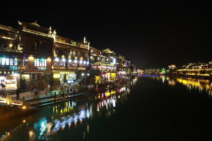 Đêm xuống, hai bên bờ của một khúc sông Đà Giang này luôn lung linh, huyền ảo. Theo tư liệu ghi chép, trấn Phượng Hoàng được xây dựng từ thời nhà Đường vào năm 686. Đến thời Minh - Thanh (1368 – 1644) nhanh chóng trở thành một trung tâm chính trị, văn hóa, quân sự lớn. Đây là nơi sinh sống chủ yếu của người Miêu, người Thổ Gia và người Hán. Đêm xuống, hai bên bờ của một khúc sông Đà Giang này luôn lung linh, huyền ảo. Theo tư liệu ghi chép, trấn Phượng Hoàng được xây dựng từ thời nhà Đường vào năm 686. Đến thời Minh - Thanh (1368 – 1644) nhanh chóng trở thành một trung tâm chính trị, văn hóa, quân sự lớn. Đây là nơi sinh sống chủ yếu của người Miêu, người Thổ Gia và người Hán.