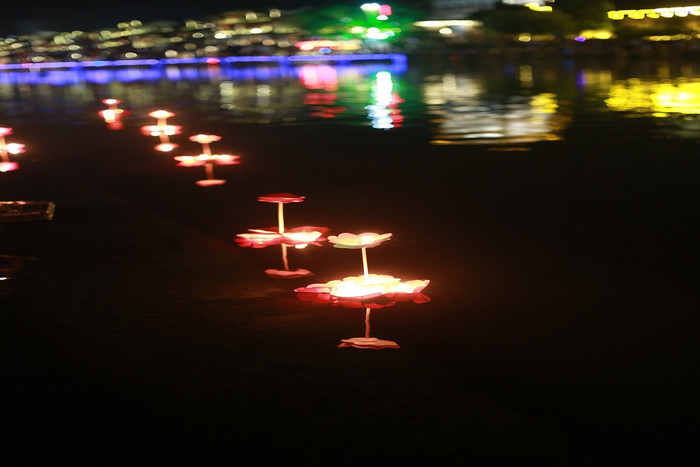 Những khung cảnh đẹp huyền ảo về đêm chỉ có ở Phượng Hoàng Cổ Trấn. Những khung cảnh đẹp huyền ảo về đêm chỉ có ở Phượng Hoàng Cổ Trấn.