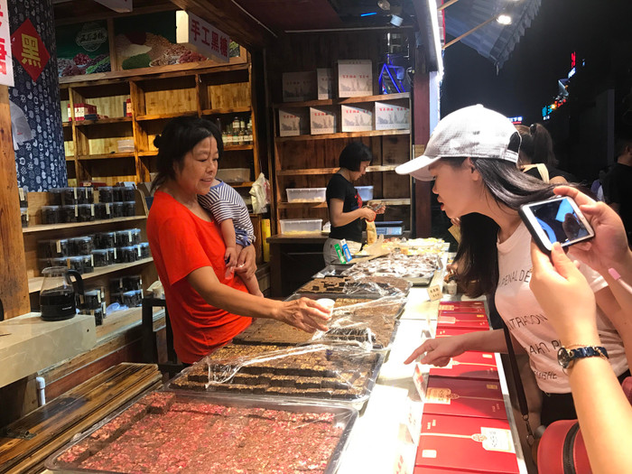 Phố đi bộ có khá nhiều loại bánh được chế biến thủ công, hương vị rất dễ chịu. Phố đi bộ có khá nhiều loại bánh được chế biến thủ công, hương vị rất dễ chịu.