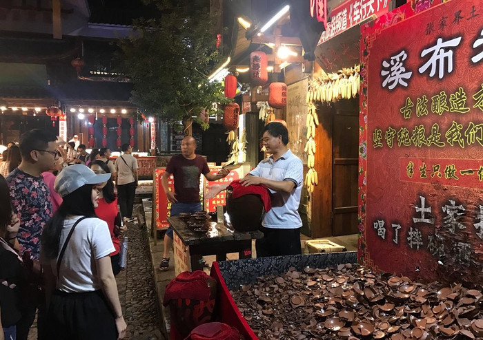 Uống rượu đập bát cũng là một nét văn hóa từ xa xưa của Trung Quốc còn được lưu truyền tới ngày nay. Uống rượu đập bát cũng là một nét văn hóa từ xa xưa của Trung Quốc còn được lưu truyền tới ngày nay.