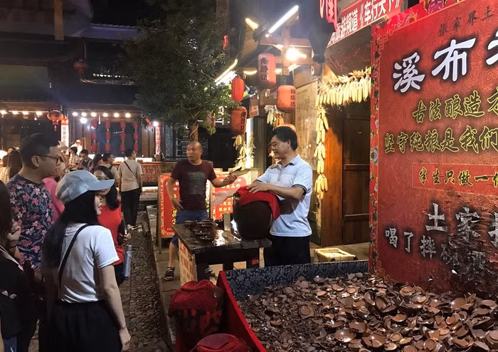 Uống rượu đập bát cũng là một nét văn hóa từ xa xưa của Trung Quốc còn được lưu truyền tới ngày nay.