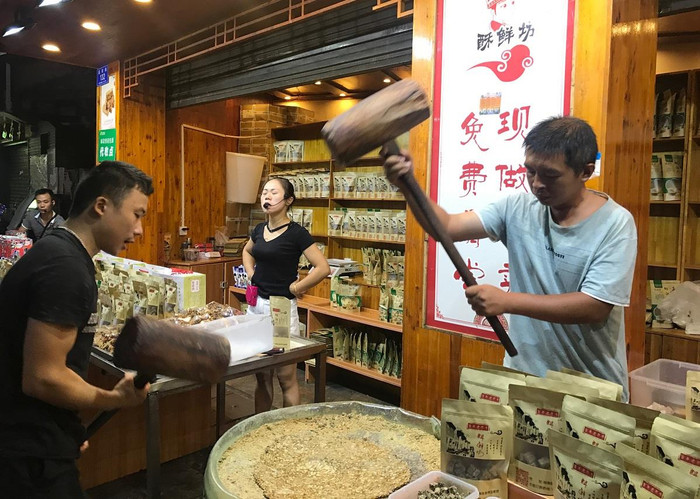 Đến Hồ Nam, bạn cũng nên dành thời gian trải nghiệm những phố đi bộ khác nhau vào buổi tối. Có khá nhiều món ăn lạ, rất ngon. Đến Hồ Nam, bạn cũng nên dành thời gian trải nghiệm những phố đi bộ khác nhau vào buổi tối. Có khá nhiều món ăn lạ, rất ngon.