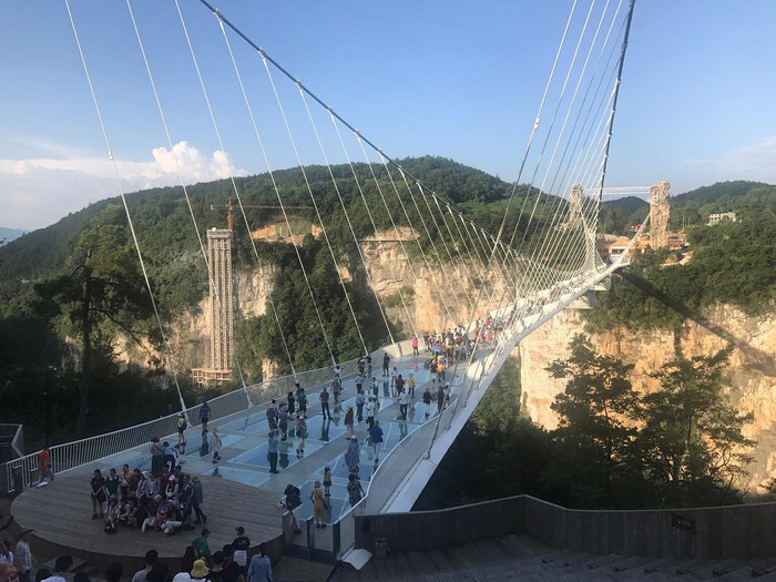 Nếu đã đến Hồ Nam, bạn hãy dành thời gian thử cảm giác mạnh ở cây Cầu Kính dài 430m và cao tới 300m. Mỗi lần mở cửa chỉ cho phép tối đa 800 người vào thăm quan, chụp hình tại cây cầu kính này, nhưng lưu ý rằng chỉ được chụp bằng điện thoại (không được phép mang máy ảnh lớn vào và cũng không được sử dụng flycam). Nếu đã đến Hồ Nam, bạn hãy dành thời gian thử cảm giác mạnh ở cây Cầu Kính dài 430m và cao tới 300m. Mỗi lần mở cửa chỉ cho phép tối đa 800 người vào thăm quan, chụp hình tại cây cầu kính này, nhưng lưu ý rằng chỉ được chụp bằng điện thoại (không được phép mang máy ảnh lớn vào và cũng không được sử dụng flycam).