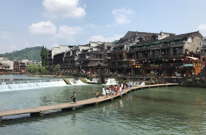 Ở đoạn giữa cầu Hồng Kiểu và cầu Tuyết Kiều là cây cầu gỗ mộc mạc. Du khách thường dừng chân tại đây để có được những khung hình lãng mạn. Ở đoạn giữa cầu Hồng Kiểu và cầu Tuyết Kiều là cây cầu gỗ mộc mạc. Du khách thường dừng chân tại đây để có được những khung hình lãng mạn.