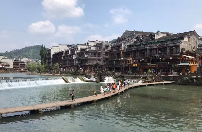 Ở đoạn giữa cầu Hồng Kiểu và cầu Tuyết Kiều là cây cầu gỗ mộc mạc. Du khách thường dừng chân tại đây để có được những khung hình lãng mạn.