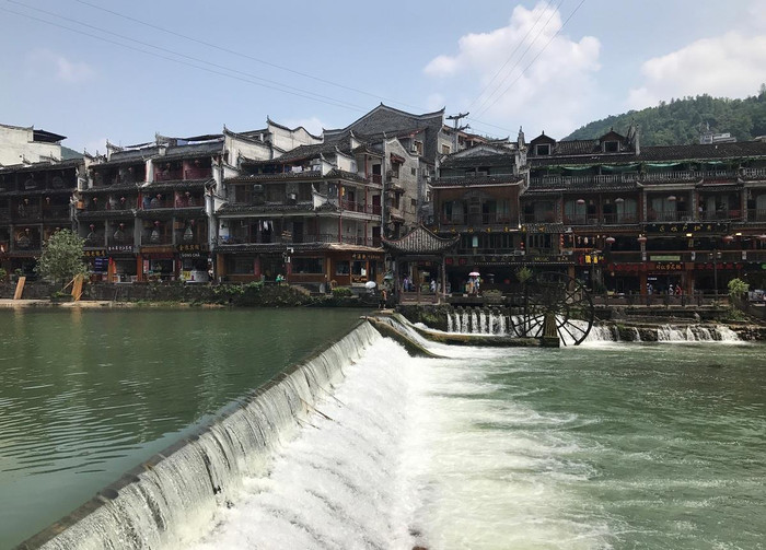 Có những cách khác nhau để đến được Phượng Hoàng Cổ Trấn, nhưng để đảm bảo cho cả hành trình đều thuận lợi thì nên chọn một đơn vị tổ chức có uy tín như Vietravel chẳng hạn. Bạn chỉ việc xách ba lô lên và đi, còn những thứ khác đã có hướng dẫn viên của Vietravel. Có những cách khác nhau để đến được Phượng Hoàng Cổ Trấn, nhưng để đảm bảo cho cả hành trình đều thuận lợi thì nên chọn một đơn vị tổ chức có uy tín như Vietravel chẳng hạn. Bạn chỉ việc xách ba lô lên và đi, còn những thứ khác đã có hướng dẫn viên của Vietravel.