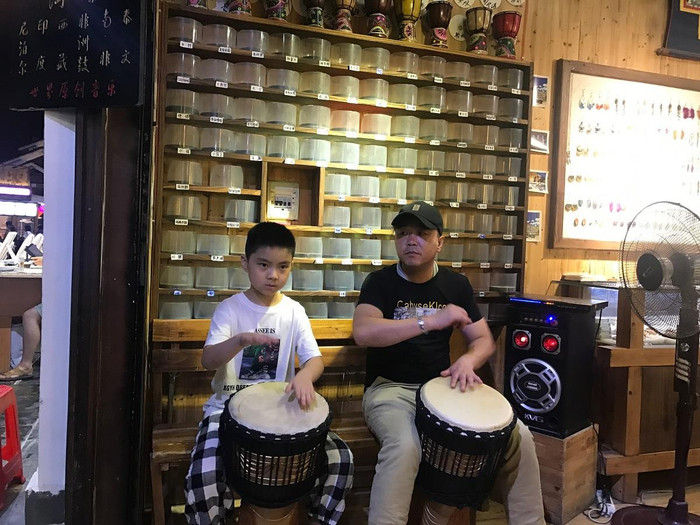 Bạn cũng có thể bắt gặp nhiều nhạc công chơi trống trên những con phố đi bộ vào buổi tối. Bạn cũng có thể bắt gặp nhiều nhạc công chơi trống trên những con phố đi bộ vào buổi tối.