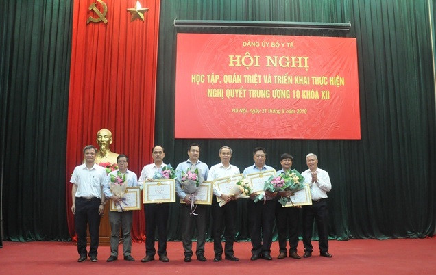 Các tập thể và cá nhân Bộ Y tế được nhận bằng khen của Đảng ủy khối các Cơ quan Trung ương. Các tập thể và cá nhân Bộ Y tế được nhận bằng khen của Đảng ủy khối các Cơ quan Trung ương.