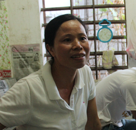 Chị Lê Thị Thu bỏ quê ra thành phố bán rau nuôi con học Đại học