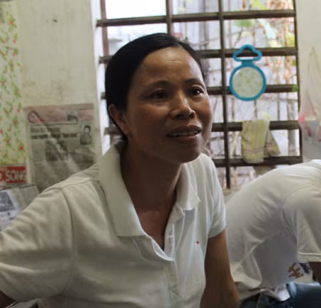 Chị Lê Thị Thu bỏ quê ra thành phố bán rau nuôi con học Đại học