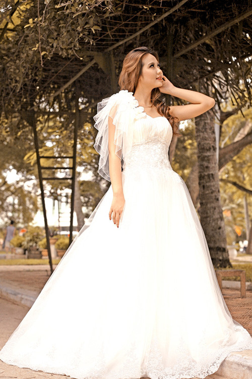 Trong bộ đầm cưới trắng, Huyền Lazzie vô cùng sang trọng, quý phái. >> NHỮNG HOA KHÔI NỔI TIẾNG CỦA CÁC TRƯỜNG ĐẠI HỌC >> NGÔI SAO TUỔI TEEN Trong bộ đầm cưới trắng, Huyền Lazzie vô cùng sang trọng, quý phái. >> NHỮNG HOA KHÔI NỔI TIẾNG CỦA CÁC TRƯỜNG ĐẠI HỌC >> NGÔI SAO TUỔI TEEN