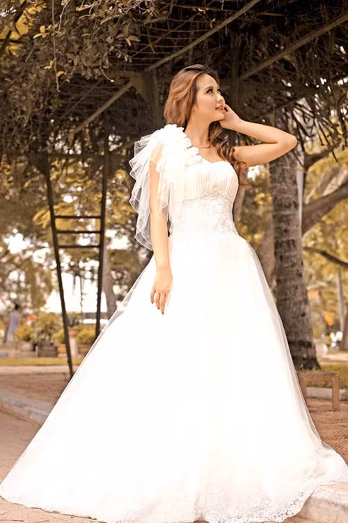 Trong bộ đầm cưới trắng, Huyền Lazzie vô cùng sang trọng, quý phái. >> NHỮNG HOA KHÔI NỔI TIẾNG CỦA CÁC TRƯỜNG ĐẠI HỌC >> NGÔI SAO TUỔI TEEN