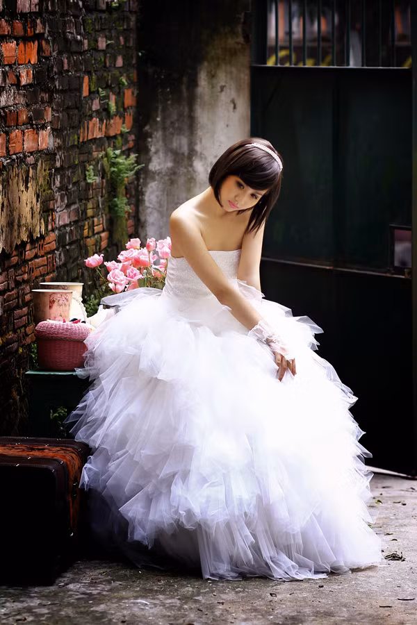 Những mảng tường rêu phong cổ kính khiến cho cô dâu Huyền Lazzie càng thêm xinh xắn. >> NHỮNG HOA KHÔI NỔI TIẾNG CỦA CÁC TRƯỜNG ĐẠI HỌC >> NGÔI SAO TUỔI TEEN