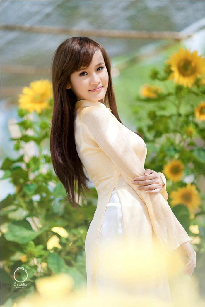 Trong tà áo dài truyền thống, Thanh Trúc khiến nhiều chàng trai "nghiêng ngả" bởi vẻ đẹp đầy sức sống. >>HOA KHÔI CÁC TRƯỜNG ĐẠI HỌC >>NGÔI SAO HỌC ĐƯỜNG