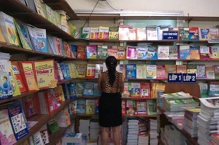 Có quá nhiều đầu sách tham khảo khiến phụ huynh hoang mang.