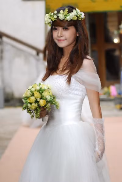 Hotgirl đất Hà Thành đẹp lung linh trong lần đầu diện váy cưới. >> NHỮNG HOA KHÔI NỔI TIẾNG CỦA CÁC TRƯỜNG ĐẠI HỌC >> NGÔI SAO TUỔI TEEN