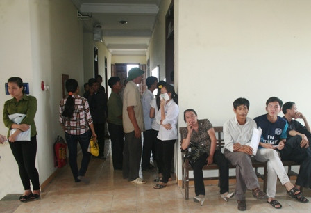 Trong ngày 24/8/2012, hàng trăm thí sinh và phụ huynh đến Sở GD-ĐT Thanh Hóa để hỏi giấy báo. Trong ngày 24/8/2012, hàng trăm thí sinh và phụ huynh đến Sở GD-ĐT Thanh Hóa để hỏi giấy báo.