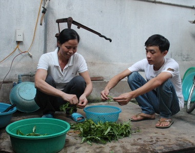 Hành trình tới giảng đường của Phong sẽ còn gian nan, một lần nữa chị lại phải rời quê "đi học" cùng các con.