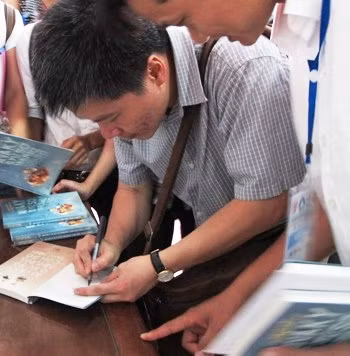 GS Ngô Bảo Châu ký tặng sách “Ai và Ky ở xứ sở những con số tàng hình”