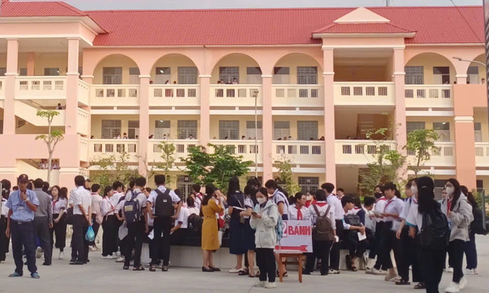 Học sinh tập trung tại điểm thi (Ảnh: Khánh Văn) GDVN_K.V.jpg