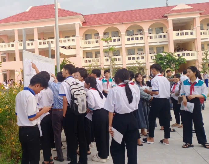 Học sinh xem sơ đồ phòng thi (Ảnh: Khánh Văn) GDVN_K.V.jpg