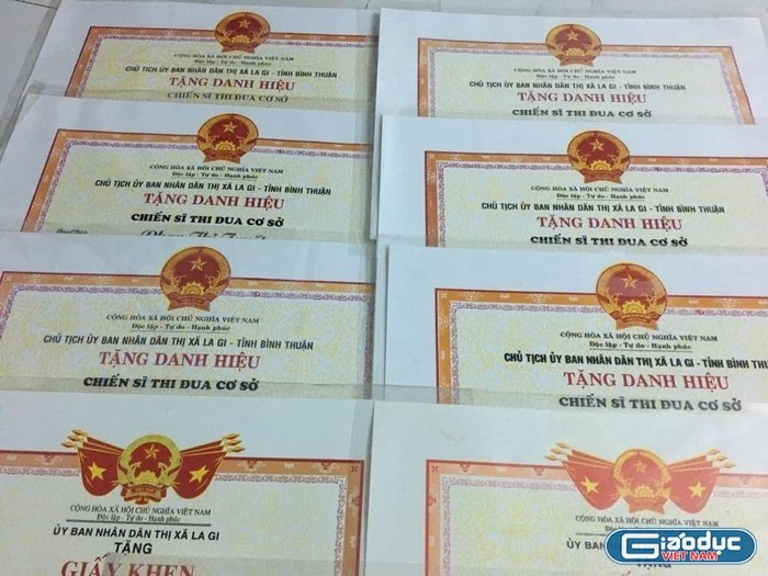 Lâu nay, danh hiệu Chiến sĩ thi đua; Lao động tiên tiến do Ủy ban nhân dân huyện ký, công nhận (Ảnh minh họa: giaoduc.net.vn) gdvn-giay-khen-chien-si-thi-dua-4423-3560-6250.jpg