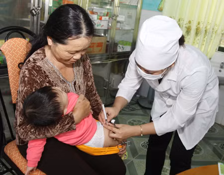 Nhiều bà mẹ đang lo lắng vì vắc xin Quemvaxem. Ảnh minh họa, nguồn internet.