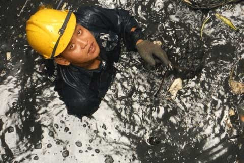 Những người công nhân khổ cực chui dưới cống hàng ngày chỉ nhận được những đồng tiền công rất nhỏ.