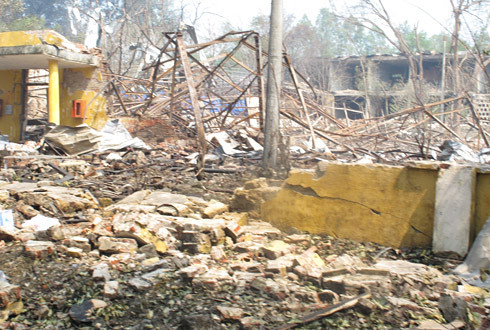 Một góc nhà máy bị đổ sập sau vụ nổ. Ảnh VNE.