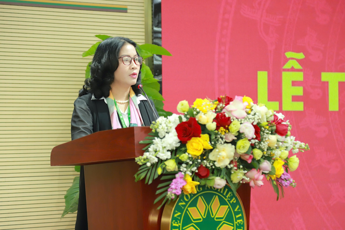 Giáo sư, Tiến sĩ, Nhà giáo ưu tú Nguyễn Thị Lan phát biểu chúc mừng 16 tân tiến sĩ. (Ảnh: NTCC)