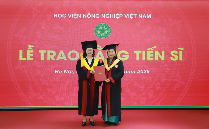 Giáo sư, Tiến sĩ, Nhà giáo ưu tú Nguyễn Thị Lan trao bằng tốt nghiệp cho tân tiến sĩ. (Ảnh: NTCC)