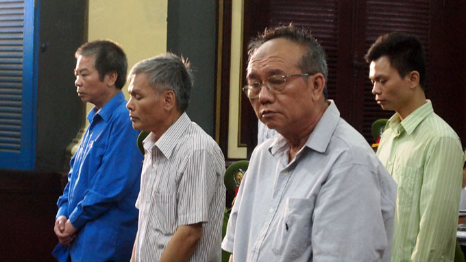 Bị cáo Đặng Văn Hai lắng nghe Công tố viên luận tội của mình tại tòa Bị cáo Đặng Văn Hai lắng nghe Công tố viên luận tội của mình tại tòa