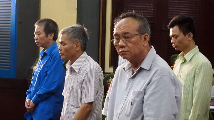 Bị cáo Đặng Văn Hai lắng nghe Công tố viên luận tội của mình tại tòa Bị cáo Đặng Văn Hai lắng nghe Công tố viên luận tội của mình tại tòa