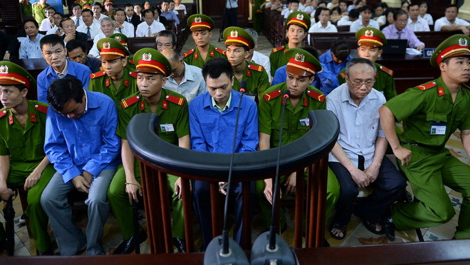 Các bị cáo trong vụ "đại án" tham nhũng cúi đầu trước vành móng ngựa Các bị cáo trong vụ "đại án" tham nhũng cúi đầu trước vành móng ngựa