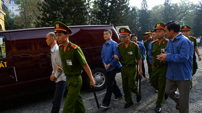 Dẫn giải các bị cáo ra tòa - Ảnh: Thuận Thắng Dẫn giải các bị cáo ra tòa - Ảnh: Thuận Thắng