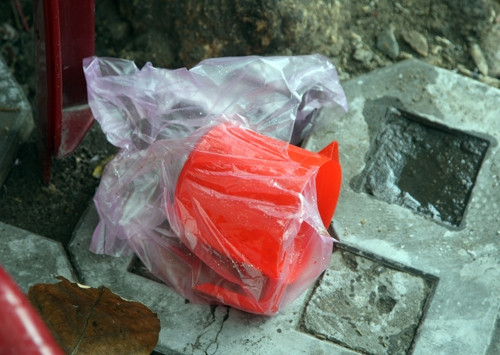 Ca đựng a-xít hung thủ vứt lại hiện trường. Ca đựng a-xít hung thủ vứt lại hiện trường.