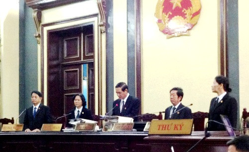 Thẩm phán Vũ Phi Long - Chủ tọa phiên tòa đọc bản cáo trạng của vụ án. Ảnh: Báo Phụ nữ TP. HCM Thẩm phán Vũ Phi Long - Chủ tọa phiên tòa đọc bản cáo trạng của vụ án. Ảnh: Báo Phụ nữ TP. HCM