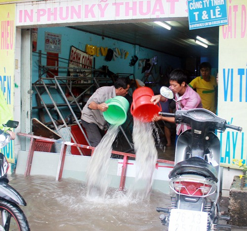 Đời sống sinh hoạt người dân bị xáo trộn vì nước ngập Đời sống sinh hoạt người dân bị xáo trộn vì nước ngập