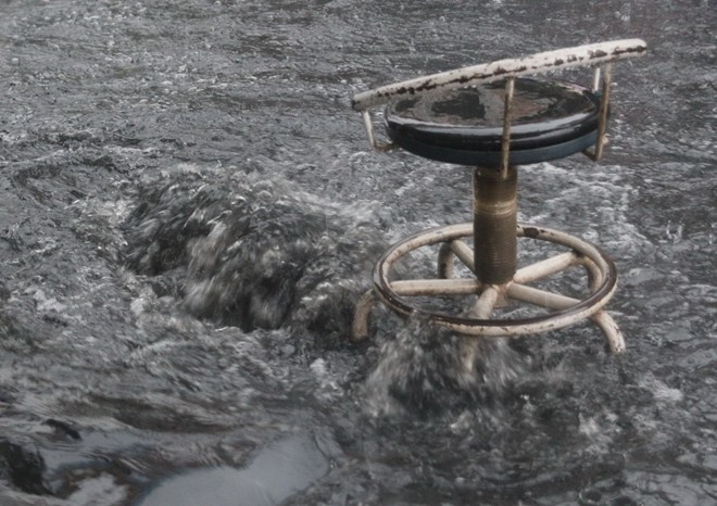 Nước đen từ các miệng cống trào ngược trở lên Nước đen từ các miệng cống trào ngược trở lên