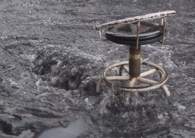 Nước đen từ các miệng cống trào ngược trở lên