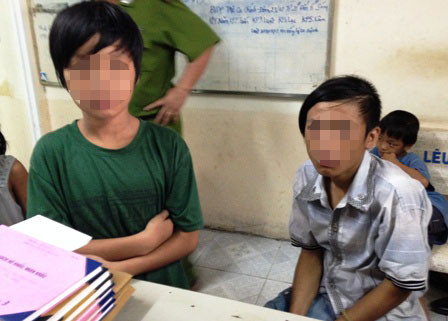 2 tên ác quỷ nhỏ tuổi Trịnh Đắc Hòa và Đặng Tấn Cường (trái) tại công an phường Tân Hưng