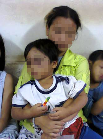 2 mẹ con Tuyết Nở và cháu Thành Đức tại cơ quan công an phường Tân Hưng