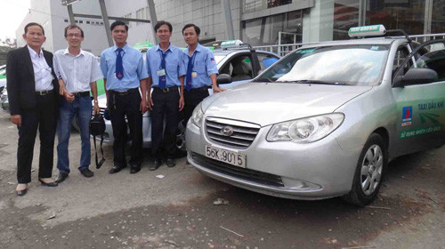Bà Lành (áo đen) bên các tài xế của hãng taxi dầu khí Cửu Long trong những ngày đầu hợp tác. Bà Lành (áo đen) bên các tài xế của hãng taxi dầu khí Cửu Long trong những ngày đầu hợp tác.
