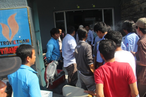 Trong ngày 4/11/2013, rất đông tài xế taxi đến trụ sở công ty PV Trans – PCT để giải quyết chế độ