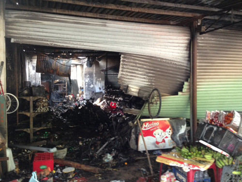 Hiện trường tan hoang của tiệm tạp hóa sau vụ hỏa hoạn Hiện trường tan hoang của tiệm tạp hóa sau vụ hỏa hoạn