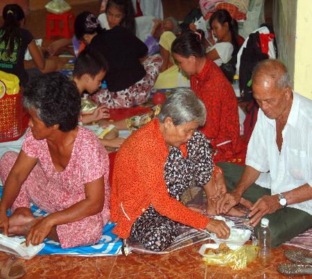 Người dân xã đảo Thạnh An vẫn chưa được phép về nhà do thời tiết trên biển còn xấu Người dân xã đảo Thạnh An vẫn chưa được phép về nhà do thời tiết trên biển còn xấu